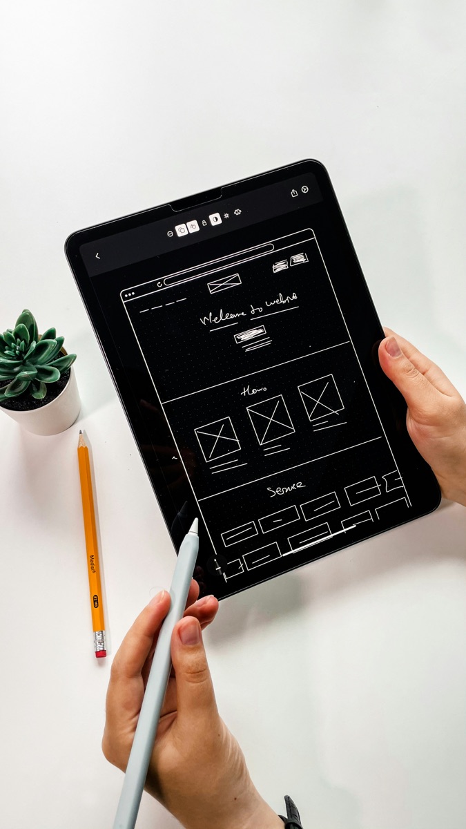 Handgezeichnete Wireframes auf einem Tablet — Konzeptphase im Website-Designprozess